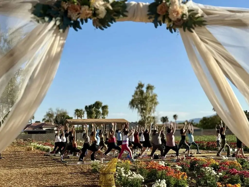 primavera en Gilcrease Orchard con flores y visitantes recolectando productos frescos en Las Vegas