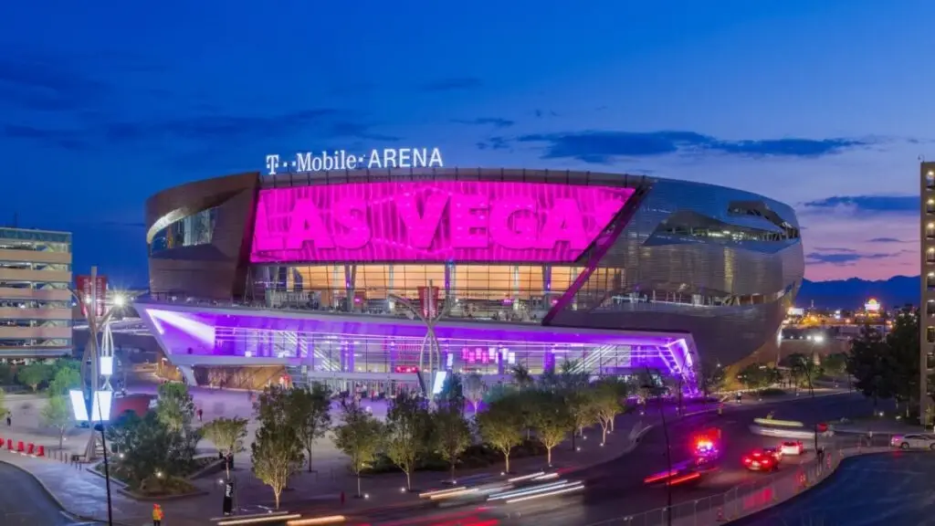 T-Mobile Arena en Las Vegas como recinto clave del entretenimiento y eventos deportivos en el Strip con iluminación nocturna