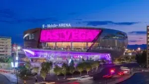 T-Mobile Arena en Las Vegas como recinto clave del entretenimiento y eventos deportivos en el Strip con iluminación nocturna