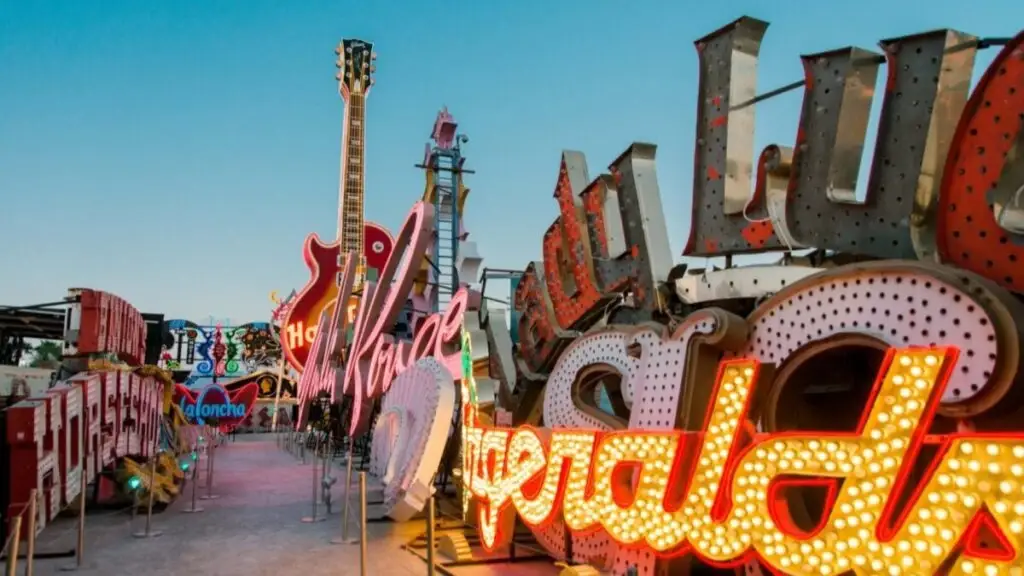 Neon Museum en Las Vegas con letreros históricos iluminados como atracción turística icónica