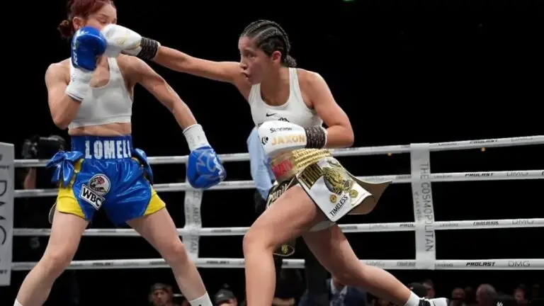 Vanesa Lomelí peleando en Las Vegas por campeonato juvenil gallo del CMB