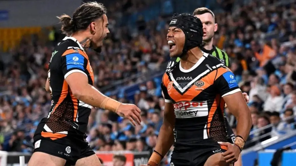 Jugadores de rugby durante evento internacional de la NRL en Allegiant Stadium