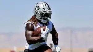 Ashton Jeanty durante entrenamiento con Raiders como pieza central ofensiva en Las Vegas