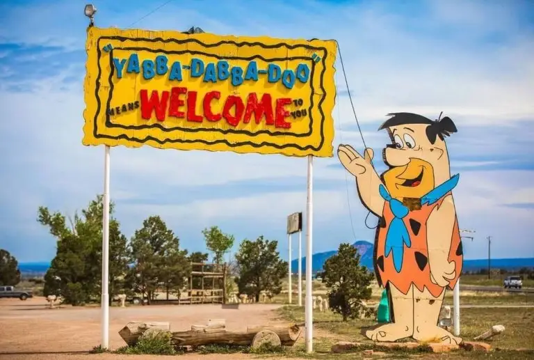 Bedrock City cerca de Las Vegas parque temático de Los Picapiedra en Arizona con casas de piedra y ambiente retro