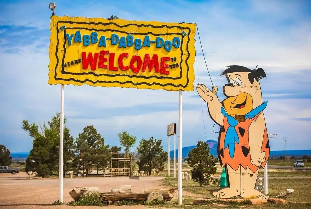 Bedrock City cerca de Las Vegas parque temático de Los Picapiedra en Arizona con casas de piedra y ambiente retro