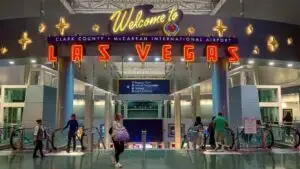 Harry Reid Airport con máquinas tragamonedas, luces y experiencia de entretenimiento única en Las Vegas