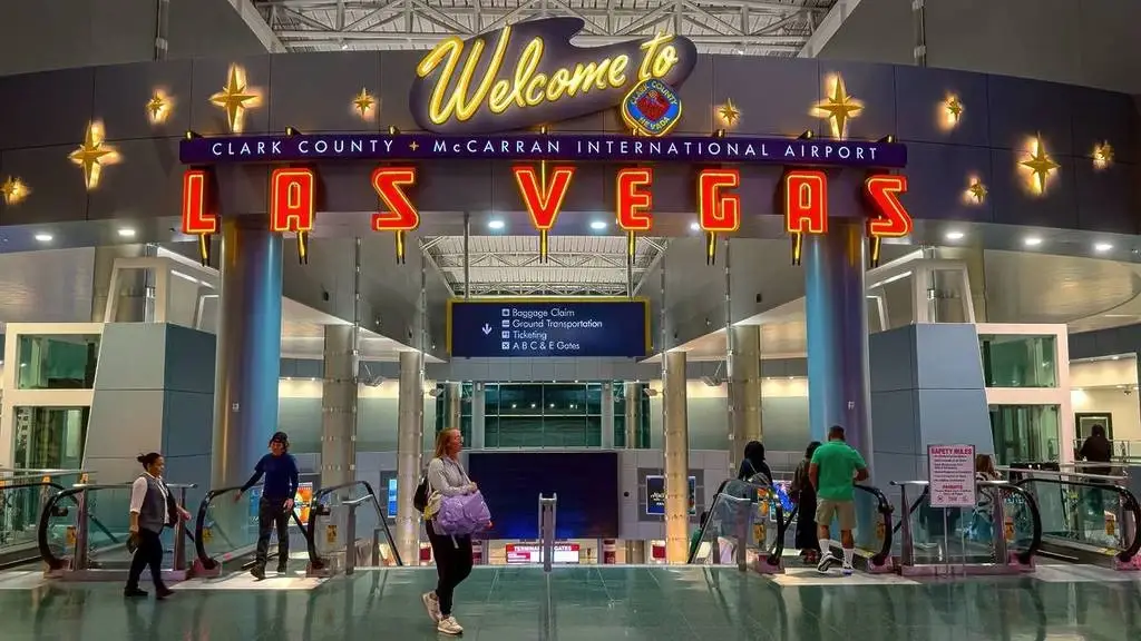 Harry Reid Airport con máquinas tragamonedas, luces y experiencia de entretenimiento única en Las Vegas