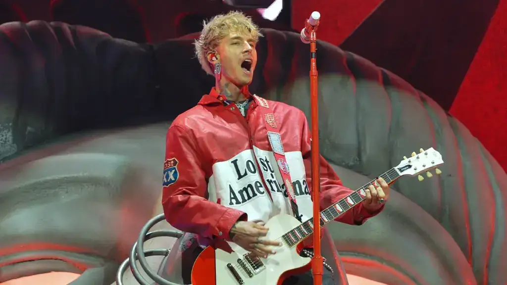 MGK y Las Vegas unidos por conciertos, luces neón y cultura pop nocturna en el Strip