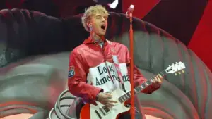 MGK y Las Vegas unidos por conciertos, luces neón y cultura pop nocturna en el Strip