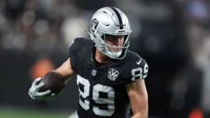 Brock Bowers durante práctica ofensiva de Raiders junto a Fernando Mendoza