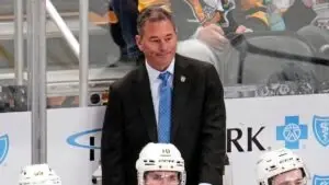 Bruce Cassidy durante una entrevista sobre su futuro tras salir del banquillo del equipo local