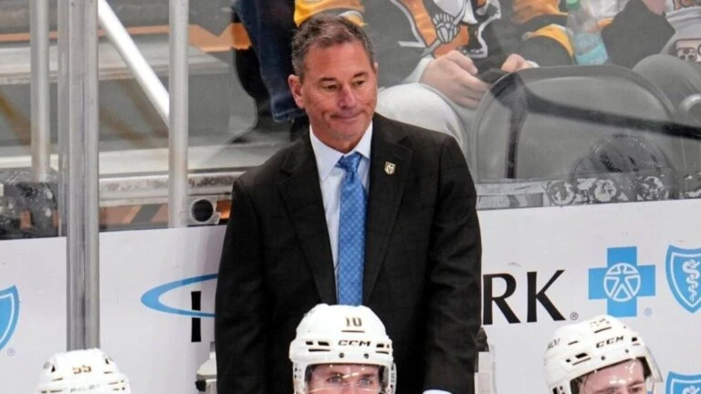 Bruce Cassidy durante una entrevista sobre su futuro tras salir del banquillo del equipo local