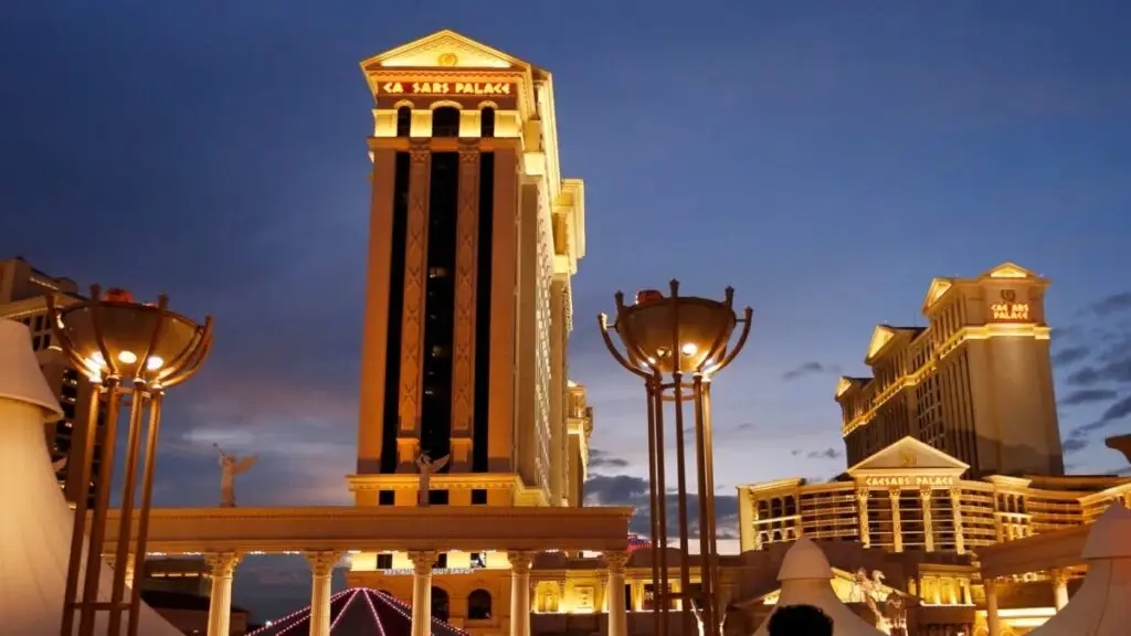 Caesars y Tilman Fertitta protagonizan una operación multimillonaria que impactaría al Strip