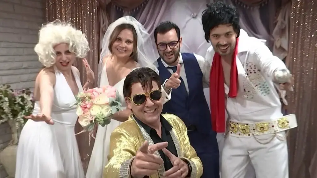 Pareja casándose en Las Vegas dentro de una capilla icónica con ceremonia legal oficial