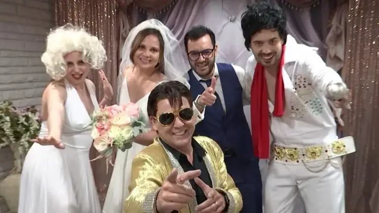 Pareja casándose en Las Vegas dentro de una capilla icónica con ceremonia legal oficial