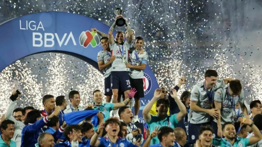 Jugadores de Cruz Azul festejan la décima estrella tras vencer a Pumas en Ciudad Universitaria