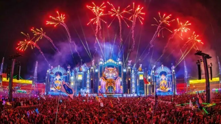 EDC 2026 con escenarios gigantes, luces y miles de asistentes en festival electrónico