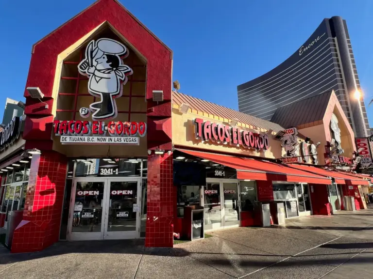 Papas locas en Las Vegas con queso, carne y toppings mexicanos estilo street food