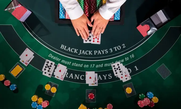 Contar cartas en blackjack durante una partida en casino de Las Vegas