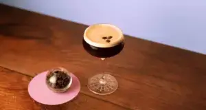Cocktail en tendencia en Las Vegas servido en bar de lujo con estética moderna y ambiente nocturno premium