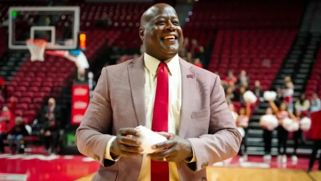 Erick Harper director deportivo impulsa crecimiento en UNLV Athletics con extensión de contrato