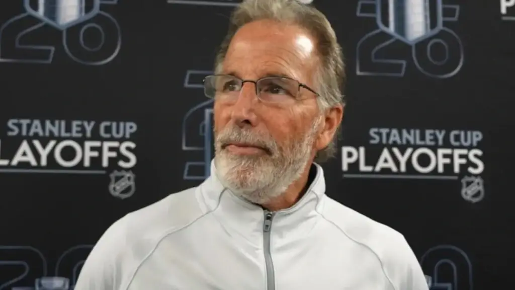 John Tortorella durante partido de Golden Knights tras sanción de la NHL y pérdida del Draft 2026