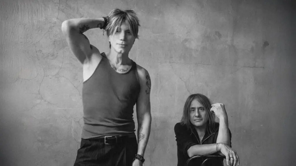 Integrantes de Goo Goo Dolls durante concierto de rock en Las Vegas con luces y escenario moderno
