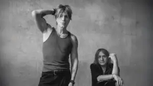 Integrantes de Goo Goo Dolls durante concierto de rock en Las Vegas con luces y escenario moderno