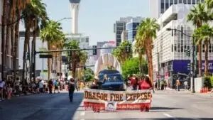 Helldorado Days Parade con caballos, bandas y ambiente del viejo oeste en el centro