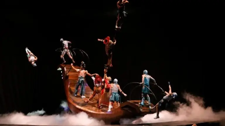 KÀ by Cirque du Soleil con escenario dinámico y acrobacias en espectáculo teatral