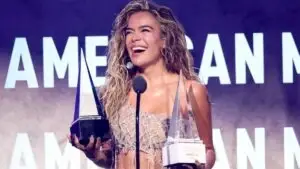 Karol G recibe premios durante los American Music Awards en Las Vegas