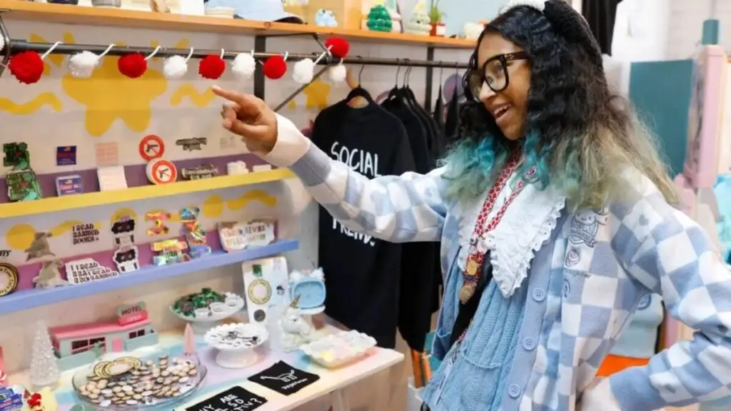 Kumei Norwood dentro de su tienda Tofu Tees en Fergusons Downtown Las Vegas