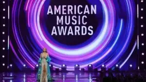 Escenario de los American Music Awards en Las Vegas con artistas internacionales y luces del MGM Grand