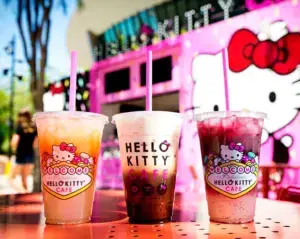 Hello Kitty en Las Vegas con cafetería temática, mercancía kawaii y turistas tomando fotografías