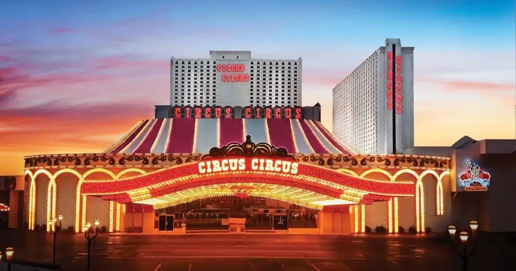 Peores casinos de Las Vegas señalados por visitantes debido a críticas sobre servicio y mantenimiento