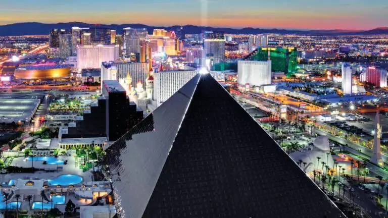 Hotel embrujado de Las Vegas con ambiente paranormal y luces nocturnas