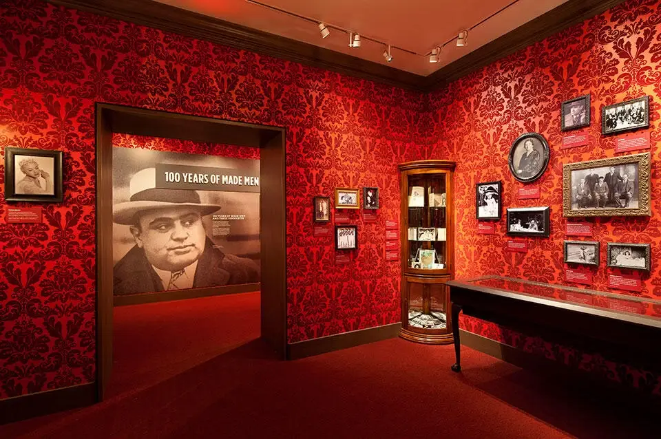 Escena nocturna relacionada con misterios criminales de Las Vegas y casos históricos de true crime