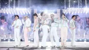 Fans de BTS durante experiencias temáticas y conciertos en Allegiant Stadium
