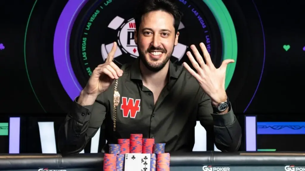 Adrián Mateos celebrando su victoria en un torneo de póker en Las Vegas
