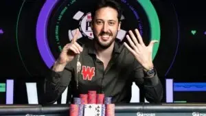 Adrián Mateos celebrando su victoria en un torneo de póker en Las Vegas