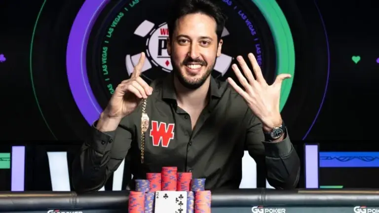 Adrián Mateos celebrando su victoria en un torneo de póker en Las Vegas