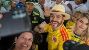 Colombia durante jornada electoral con ciudadanos siguiendo resultados presidenciales