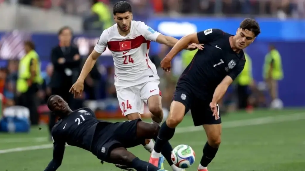 Futbolistas disputan un balón durante el partido entre Estados Unidos y Turquía en la Copa del Mundo 2026.