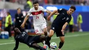Futbolistas disputan un balón durante el partido entre Estados Unidos y Turquía en la Copa del Mundo 2026.