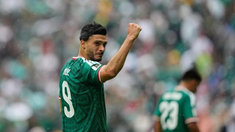 Raúl Jiménez celebra su primer gol en un Mundial con la Selección Mexicana