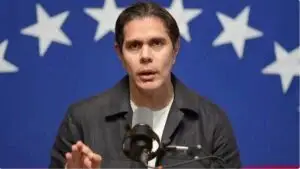 Dirigentes opositores regresan a Venezuela bajo amnistía entre trámites judiciales y tensión política