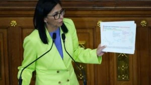 Panorama económico de Venezuela con actividad empresarial e inversión en Caracas