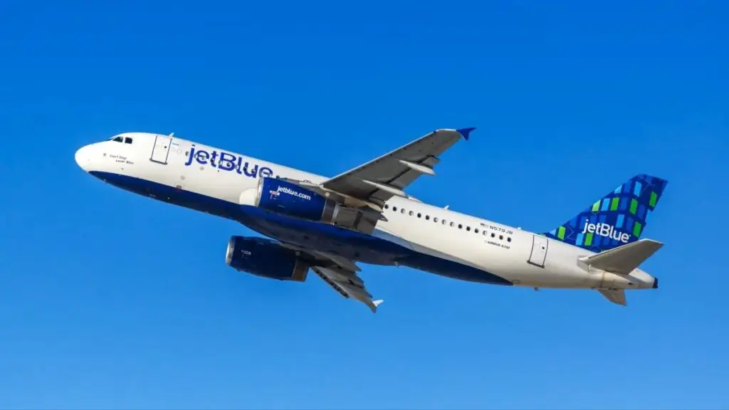 Avión de JetBlue en aproximación tras un incidente con un dron durante un vuelo desde Las Vegas.