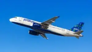 Avión de JetBlue en aproximación tras un incidente con un dron durante un vuelo desde Las Vegas.