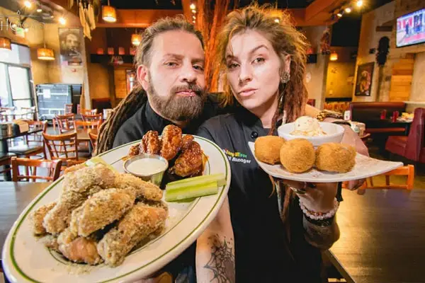 Mejores alitas de Las Vegas servidas con salsas artesanales y acompañamientos